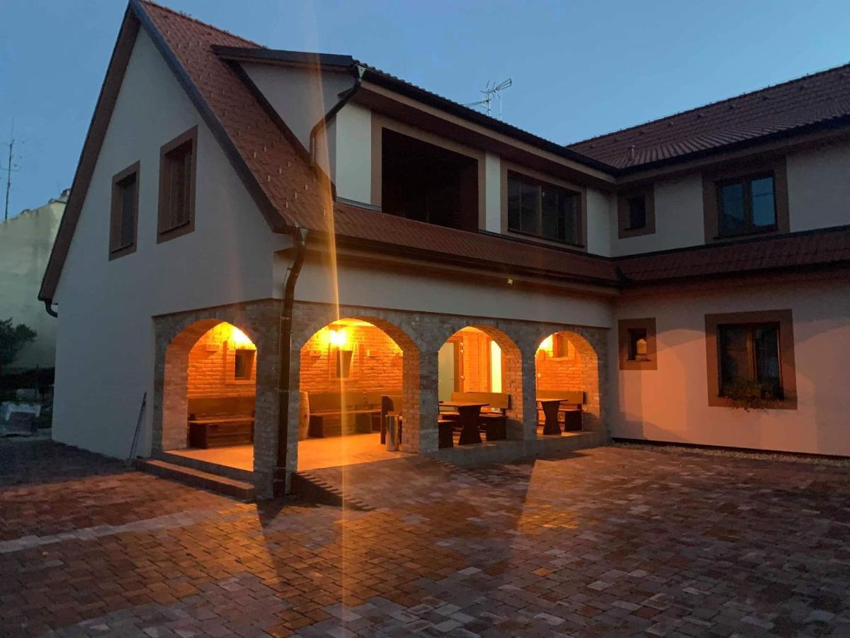 Penzion Tramin Valtice Exterior foto