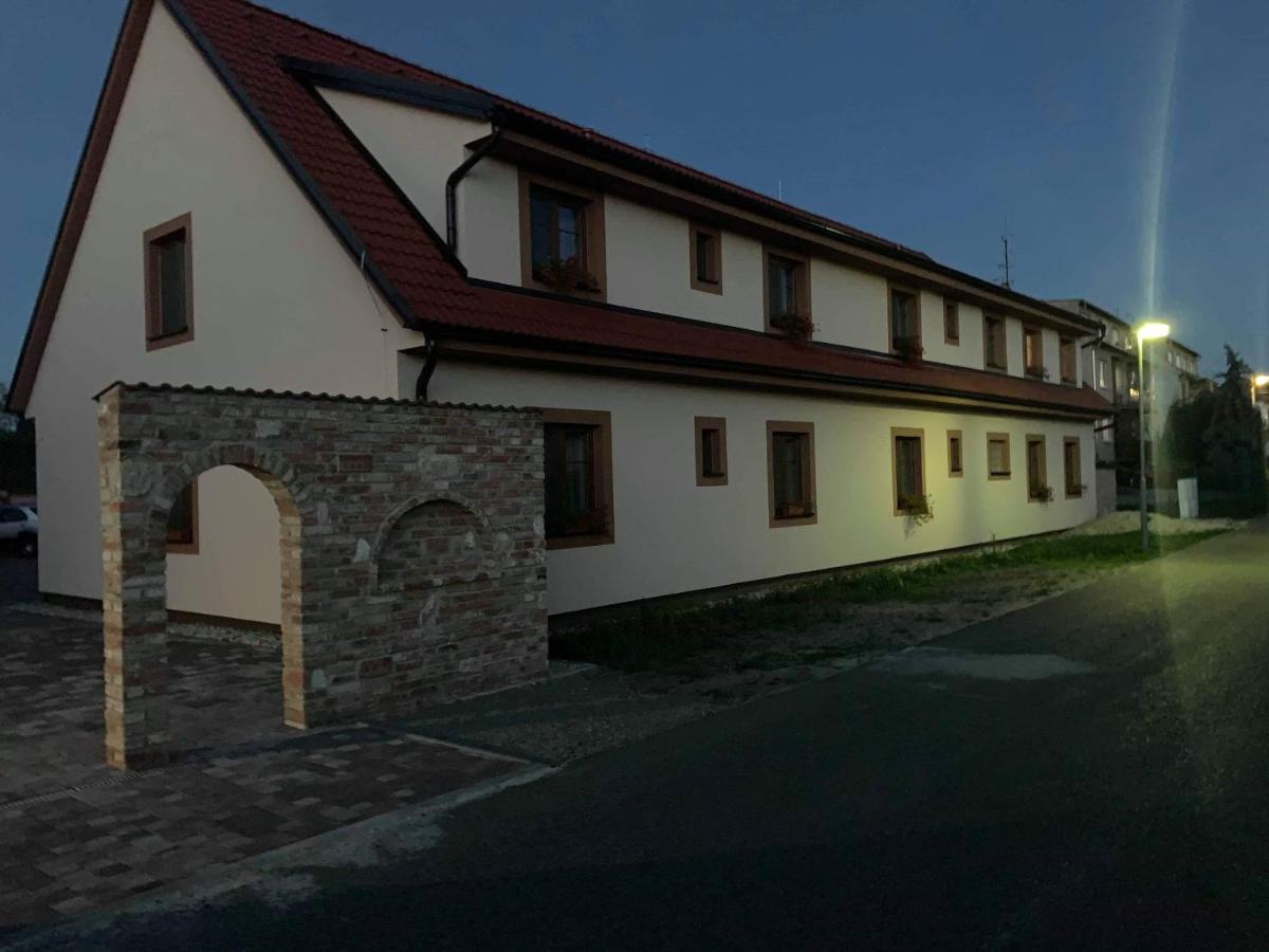 Penzion Tramin Valtice Exterior foto